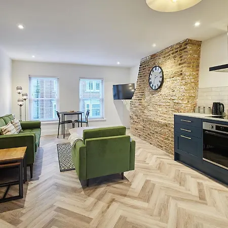 Host & - Flowergate Apartment