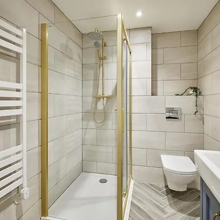 Host & - Flowergate * 惠特比